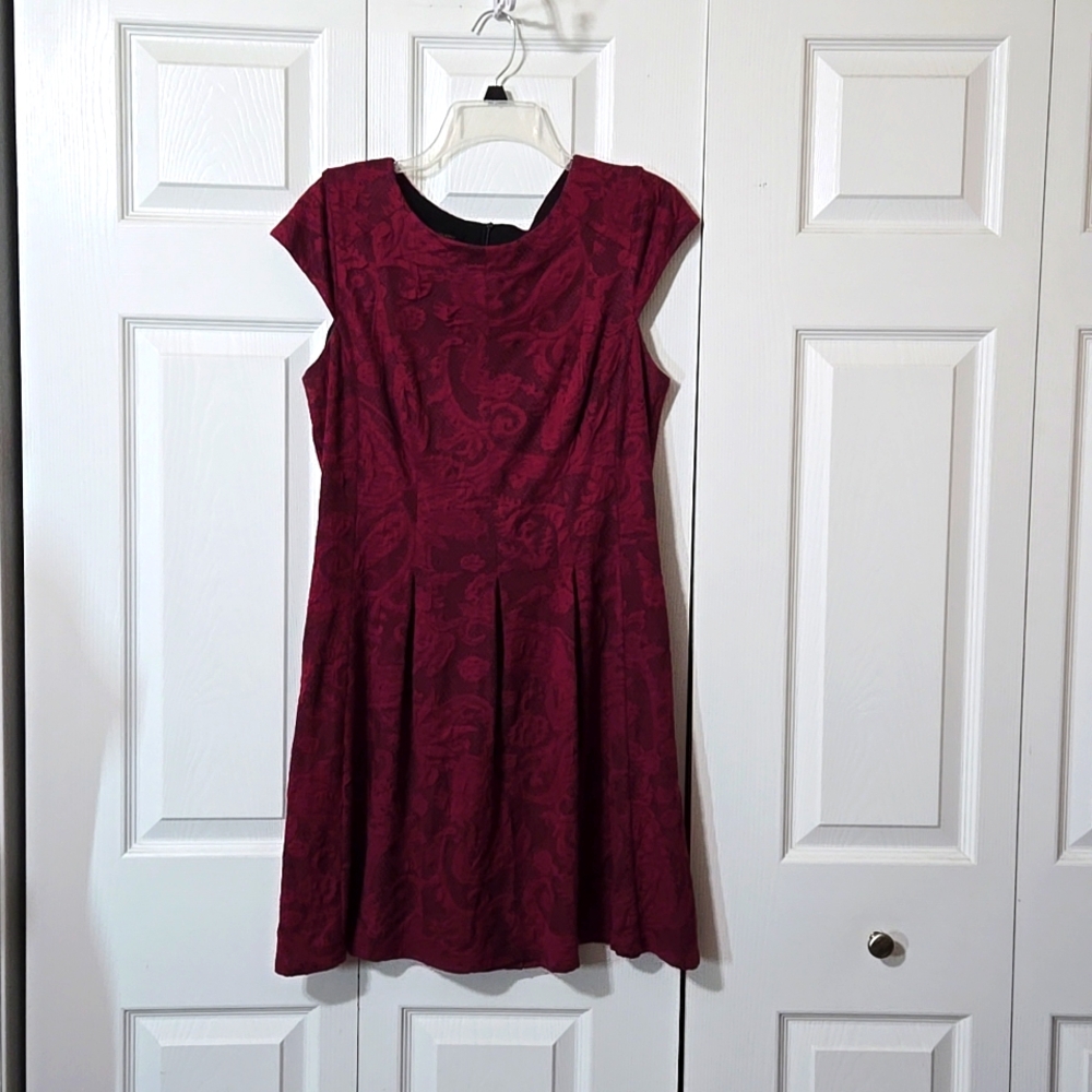 Burgundy Sleeveless Dress Beautiful Textured Design Fabric, Size Large, Like New